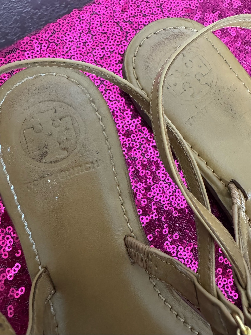 TORY BURCH 🌟 Tan Leather “ALI” Thong Sandals, Gold Logo Medallions (Women’s 6.5) - Picture 5 of 13